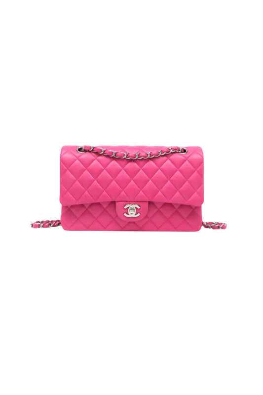 Chanel Classic M/L Medium Flap Quilted en Lambskin Hot Pink con herrajes Silver.