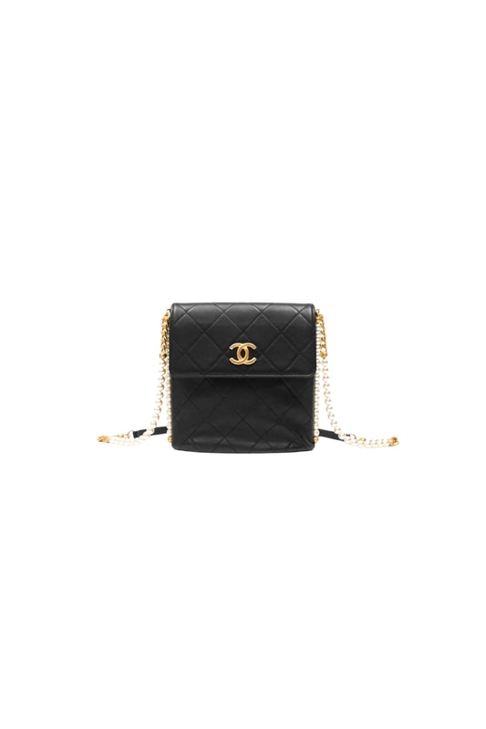 Chanel Small Pearl Hobo Bag en cuero Calfskin negro con herrajes Aged Gold.