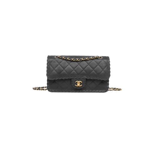 Chanel Classic Flap en Nubuck Negro – Elegancia Vintage