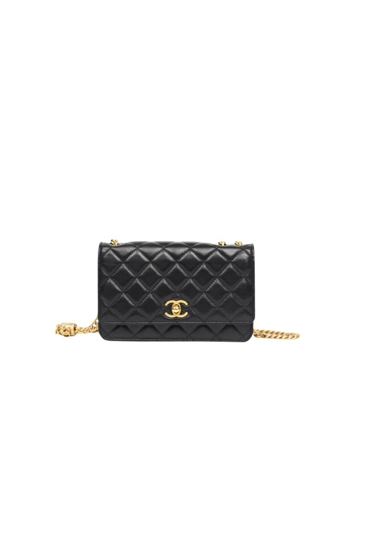 Chanel All Slide Wallet on Chain (WOC) con cadena ajustable, acolchado, en cuero Lambskin negro.