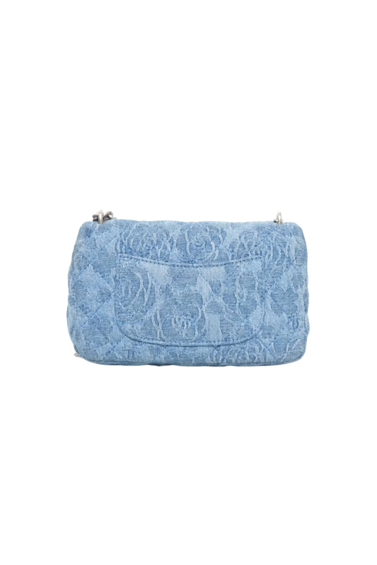 Chanel Mini Camellia Printed Heart Crush Flap Bag en Blue Denim con herrajes Aged Silver.