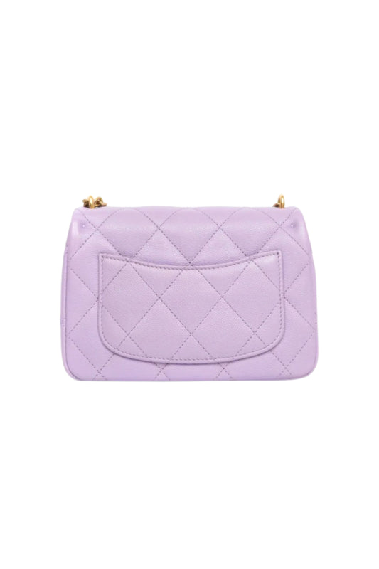 Chanel Heart Crush Mini Flap Bag en Lilac Purple Caviar con herrajes Aged Gold.