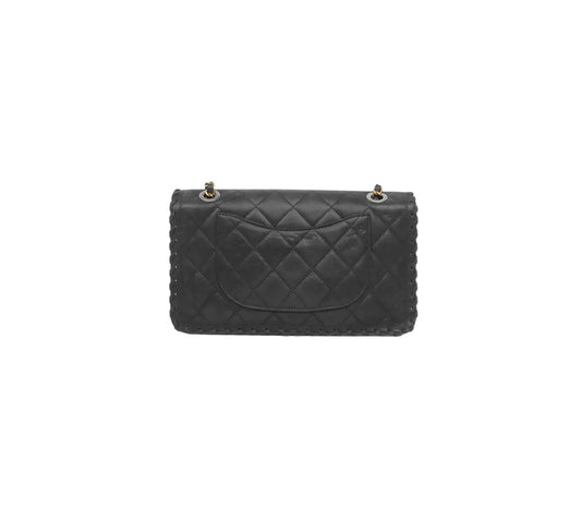Chanel Classic Flap en Nubuck Negro – Elegancia Vintage