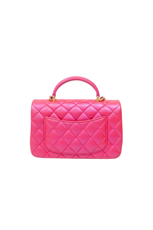 Chanel Top Handle Mini Rectangular Flap Bag en cuero Lambskin Dark Pink iridiscente con herrajes Aged Gold.