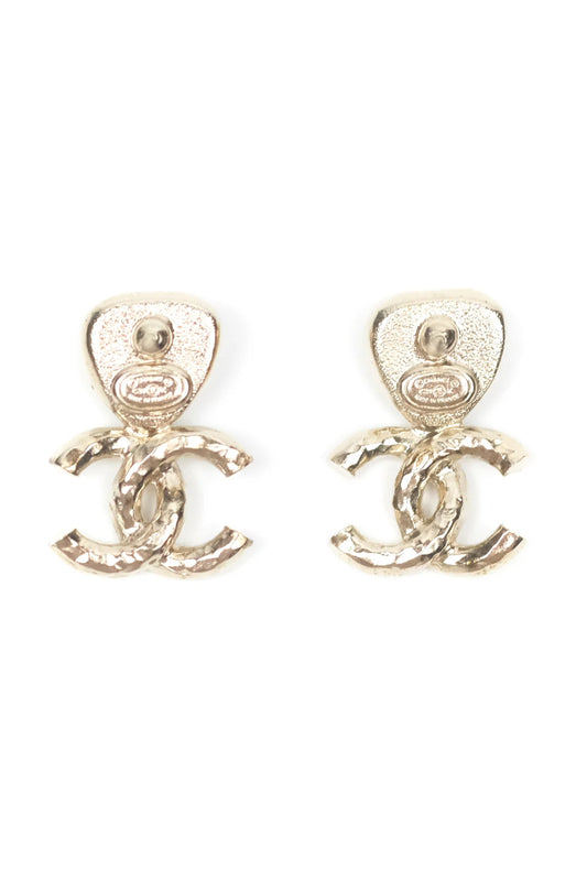 ARETES CHANEL PEARL & CRYSTAL CC DROP EARRINGS EN METAL DORADO - COLECCIÓN 21K