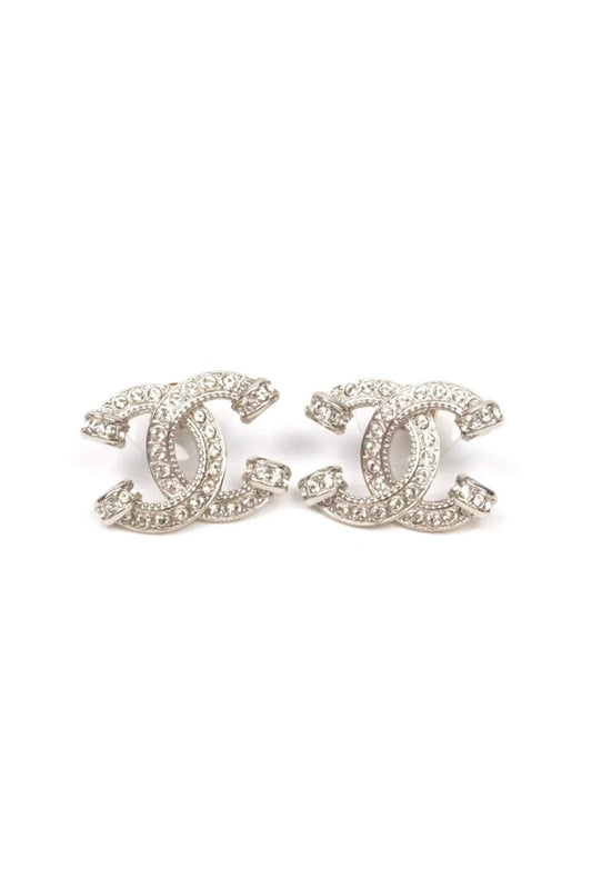 CHANEL CC CRYSTAL EARRINGS - TONO PLATA (COLECCIÓN 23P)