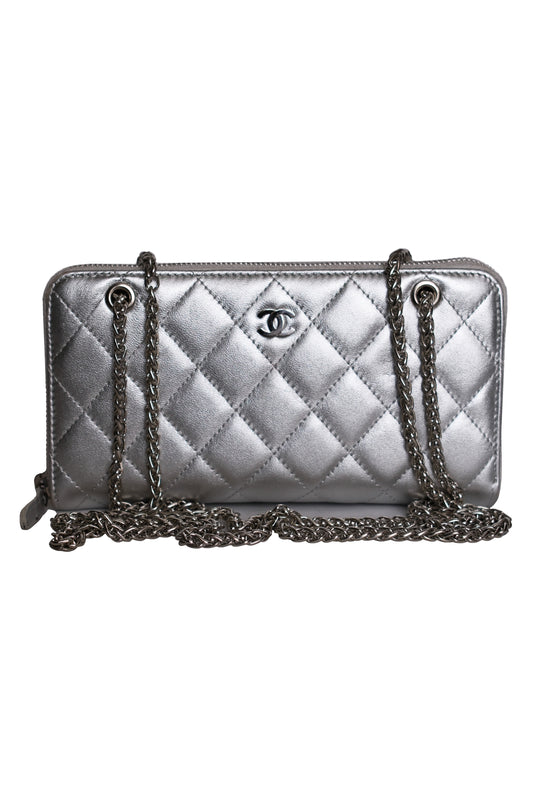 CHANEL MATELASSÉ ROUND ZIP LONG WALLET ON CHAIN RE-WORKED LEATHER PLATEADO