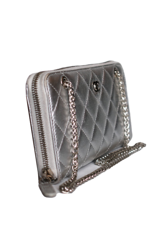 CHANEL MATELASSÉ ROUND ZIP LONG WALLET ON CHAIN RE-WORKED LEATHER PLATEADO