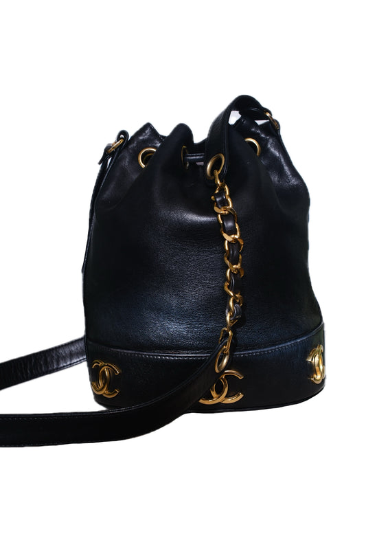 BOLSO CHANEL VINTAGE LAMBSKIN CC DRAWSTRING BUCKET BAG NEGRO - (GHW)