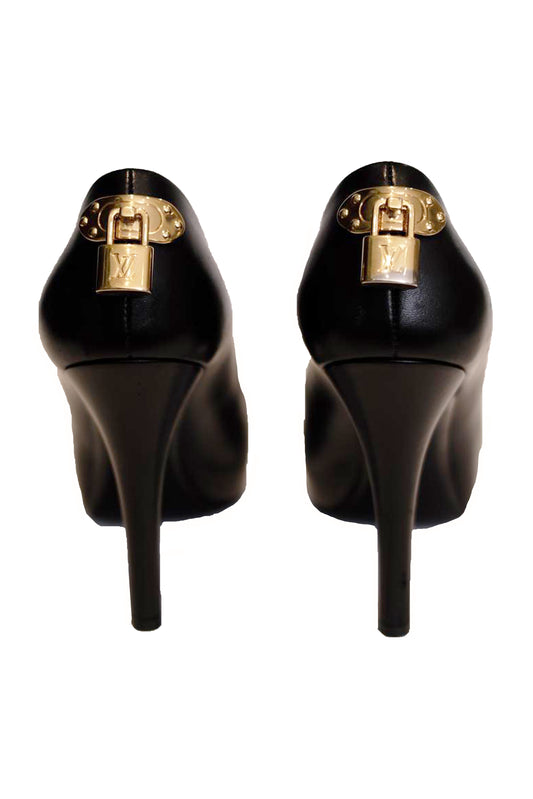 STILETTOS LOUIS VUITTON PEEP-TOE PUMPS NEGROS CON CANDADO LV DORADO