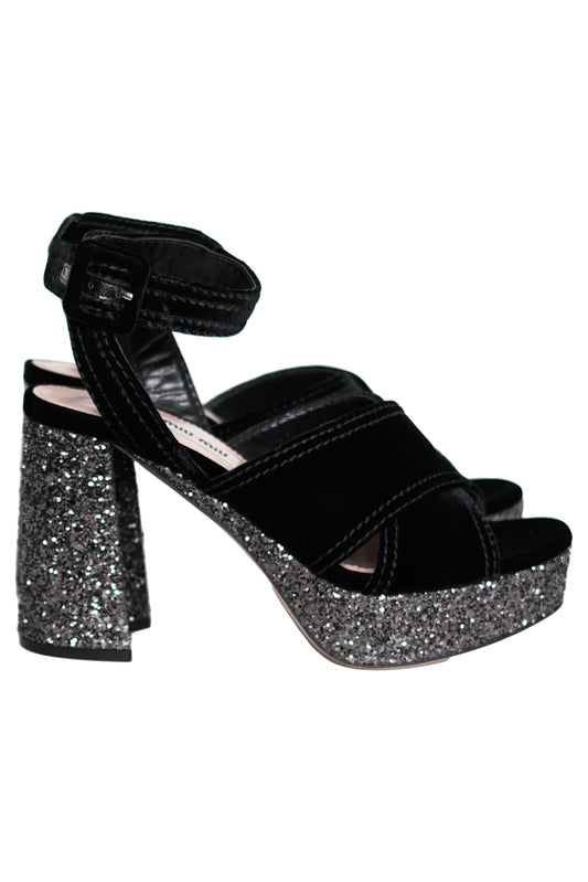 SANDALIAS DE PLATAFORMA MIU MIU ANKLE STRAP CON TACÓN DE GLITTER Y TERCIOPELO NEGRO
