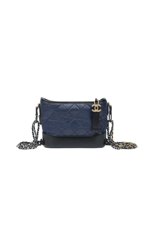 Chanel Quilted Small Gabrielle Hobo en Navy & Black, cuero Aged Calfskin y herrajes mixtos.