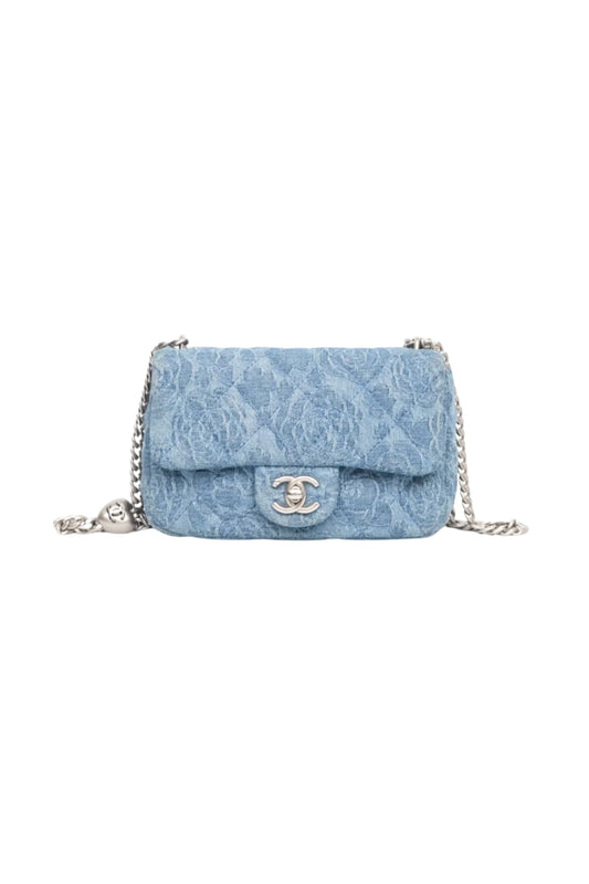 Chanel Mini Camellia Printed Heart Crush Flap Bag en Blue Denim con herrajes Aged Silver.