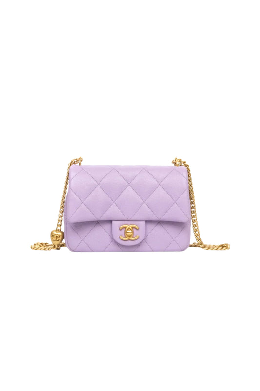 Chanel Heart Crush Mini Flap Bag en Lilac Purple Caviar con herrajes Aged Gold.