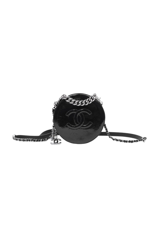 Chanel Round “As Earth” Bag con dije de búho, en Black Patent con herrajes Silver.