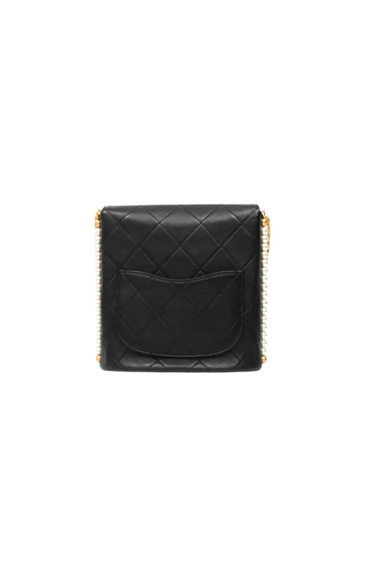 Chanel Small Pearl Hobo Bag en cuero Calfskin negro con herrajes Aged Gold.