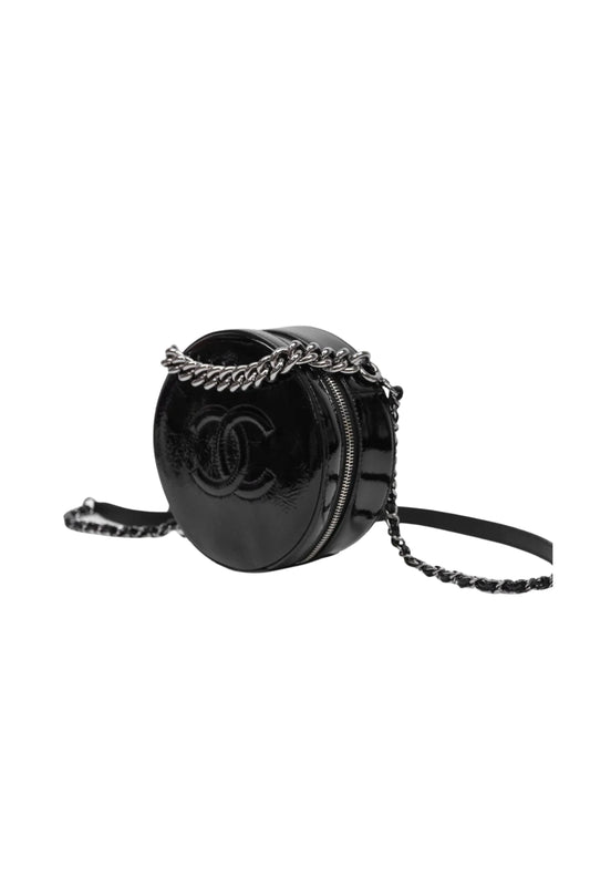 Chanel Round “As Earth” Bag con dije de búho, en Black Patent con herrajes Silver.