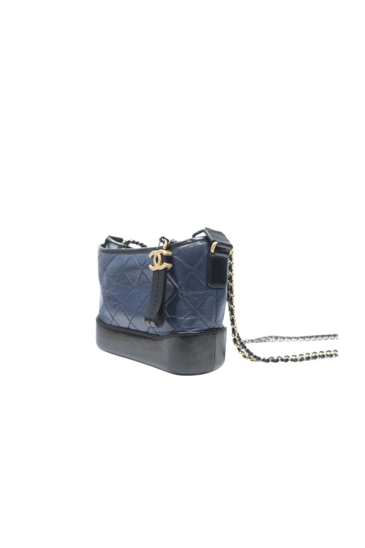 Chanel Quilted Small Gabrielle Hobo en Navy & Black, cuero Aged Calfskin y herrajes mixtos.