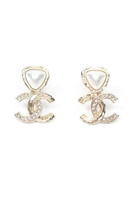 ARETES CHANEL PEARL & CRYSTAL CC DROP EARRINGS EN METAL DORADO - COLECCIÓN 21K