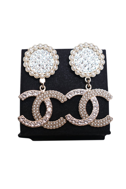 VINTAGE CHANEL CC CRYSTAL FAUX PEARL PENDANT ARETES COLGANTES