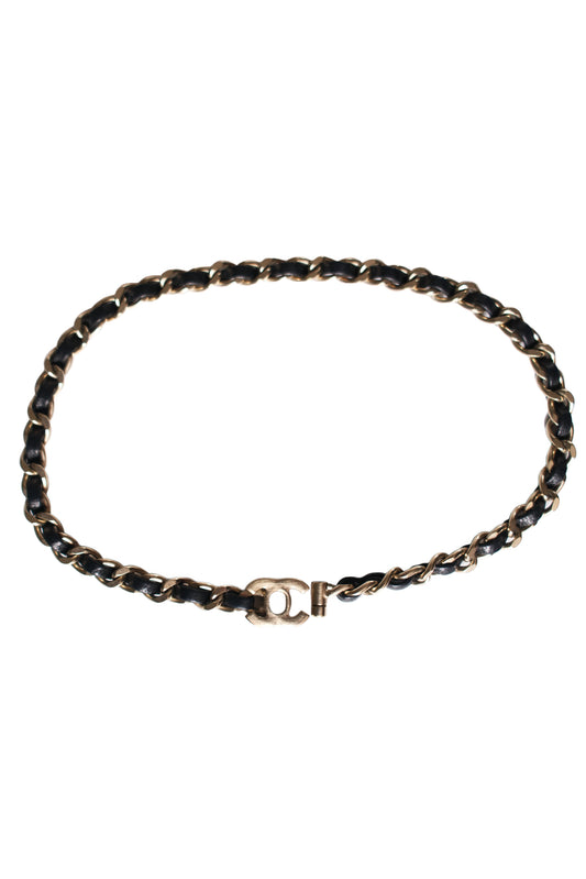 VINTAGE CHANEL CC TURN-LOCK LOGO CHOKER CADENA DORADA TRENZADA EN PIEL NEGRA
