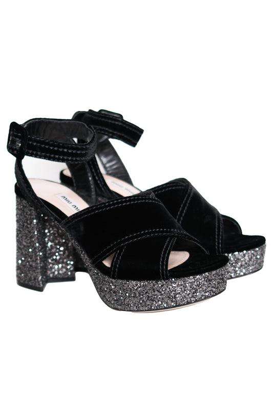 SANDALIAS DE PLATAFORMA MIU MIU ANKLE STRAP CON TACÓN DE GLITTER Y TERCIOPELO NEGRO