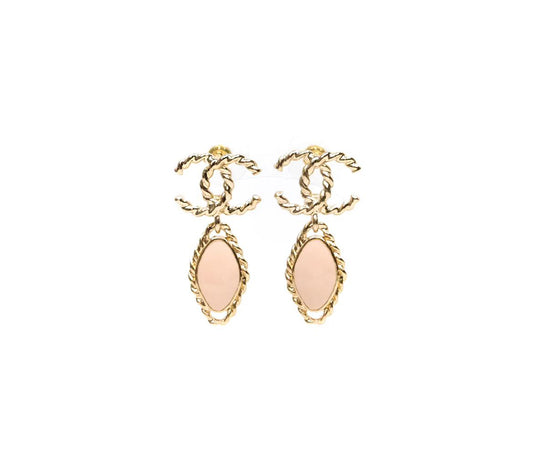 ARETES CHANEL CC COLGANTES EN ESMALTE BEIGE ROSADO